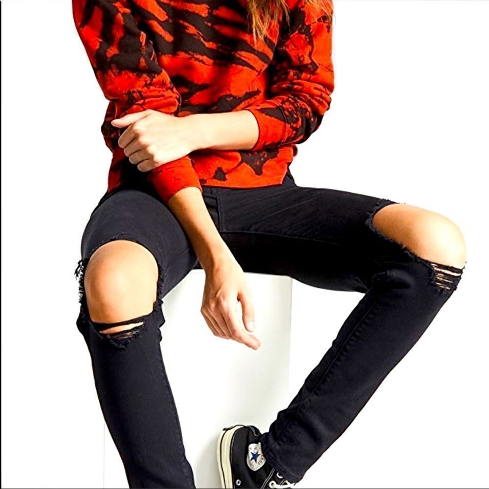 Levi’s black 721 high‎ rise skinny. Front ripped